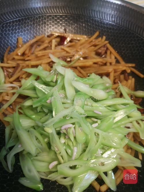 等土豆丝炒软了，加入焯过水的豆角，翻炒。