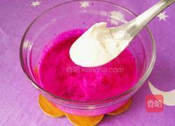 火龙果牛奶煎饼（花形）的做法图解5