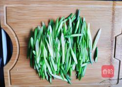 蒜苗炒肉的做法图解2