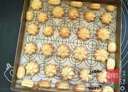 Illustration of how to make egg white coconut cookies 12