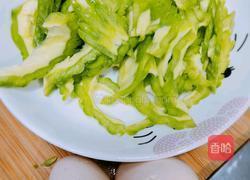 苦瓜炒蛋配香草意粉(中午便當)的做法图解1