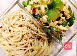 苦瓜炒蛋配香草意粉(中午便當)的做法图解6