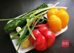 凉拌黄瓜彩椒的做法图解2