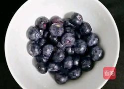 蓝莓香蕉奶昔的做法图解1