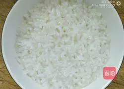 Illustration of how to make sesame, seaweed and vegetable rice balls 3