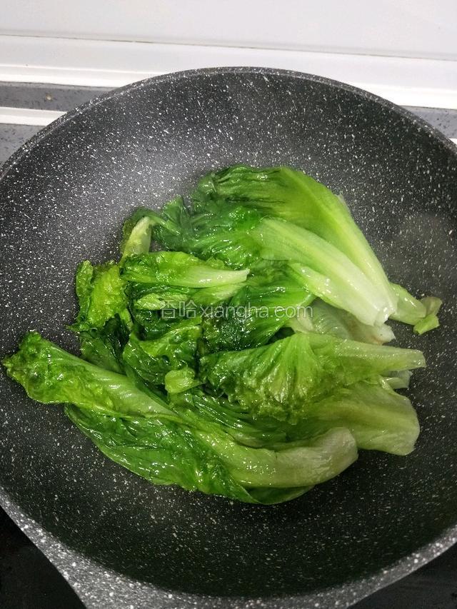 炒菜的铲子翻炒一点儿也不方便，用筷子翻炒均匀。