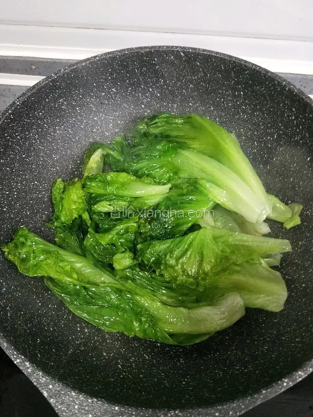 炒菜的铲子翻炒一点儿也不方便，用筷子翻炒均匀。