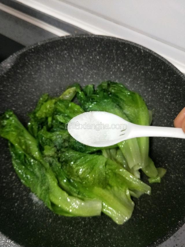 加入一勺盐，关火。