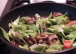 Illustration of how to make fried pork sausage with green garlic 6