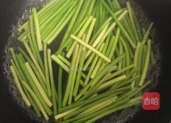 凉拌手撕蒜苔的做法图解2