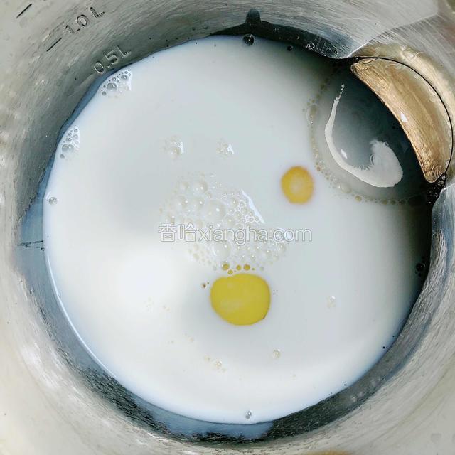 再加入温热的牛奶。