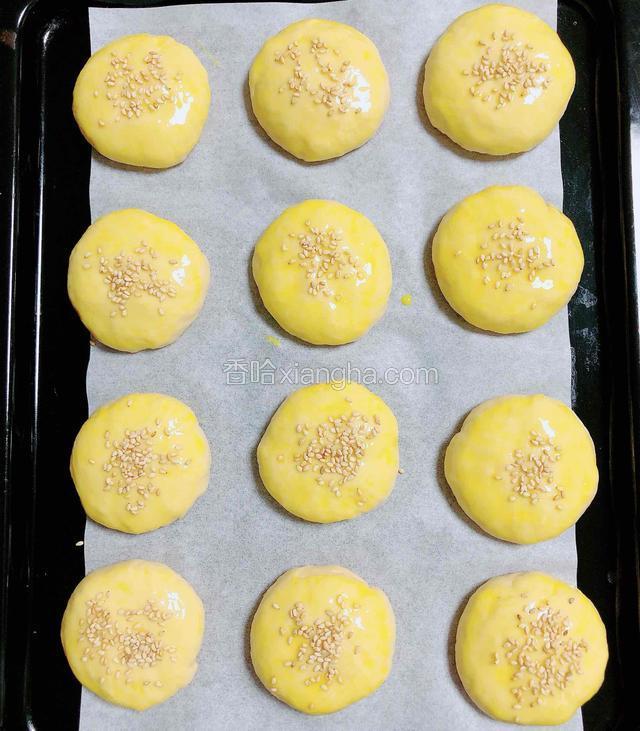 再撒上一些芝麻。