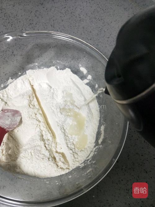 一半用130克的开水烫一下，边倒边搅拌。