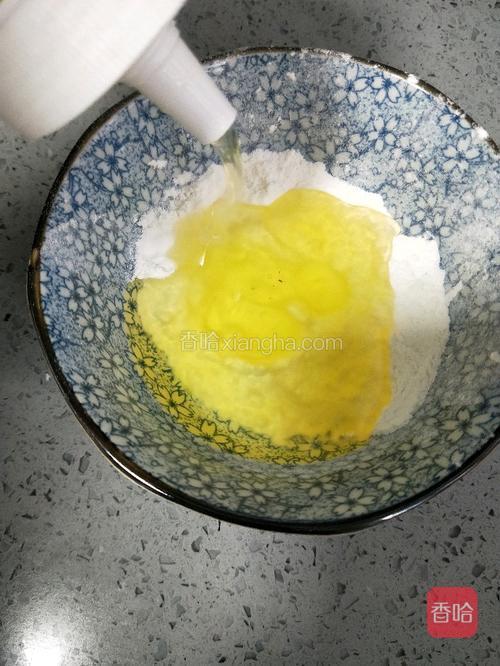 饧面期间准备油酥。30克面粉加入40克食用油，搅拌均匀即可成为油酥，喜欢加调料的可以加盐和五香粉。