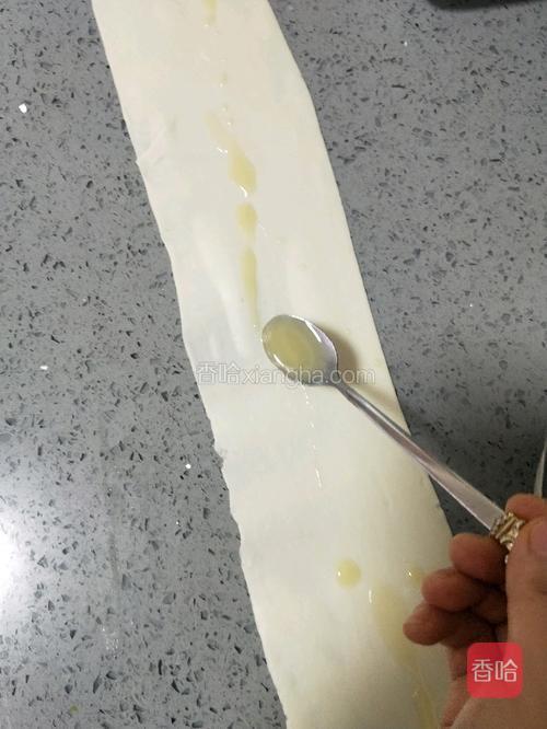 均匀的抹上油酥，这一步也有小视频，大家去围观。