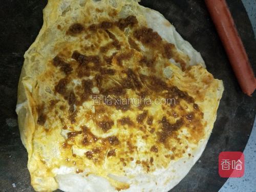 取出的饼皮鸡蛋面刷黄豆酱。