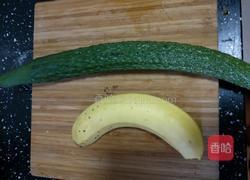 黄瓜香蕉润肠果汁的做法图解1