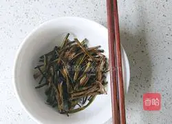 Illustration of how to make noodles with scallion oil 3