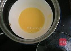 宝宝辅食～～蛋黄羹(建议宝宝7个月左右)的做法图解4