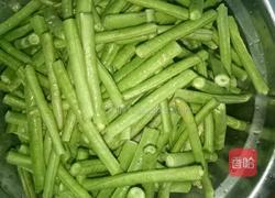 红椒肉丝炒豇豆的做法图解2