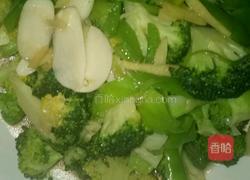 青椒炒西蓝花的做法图解3