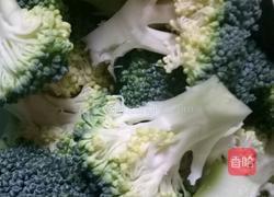 青椒炒西蓝花的做法图解1