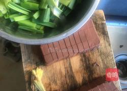 鸭血炒大蒜的做法图解1