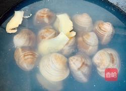 鲜虾花甲粉丝煲的做法图解3