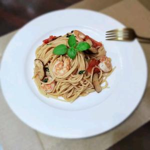 蒜蓉虾油炒意面