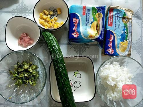 准备一下所需要的食材:黄瓜洗净，猪肉切丁，西兰花切碎待用。