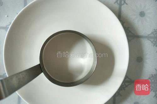 准备圆形模具，把搅拌均匀的米饭放入压出形状即可。