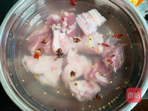 烧热水，放入排骨、猪蹄，微煮一下（约2～3分钟）；