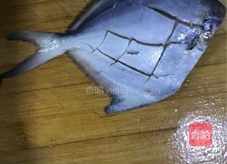 油煎鲜平鱼的做法图解1