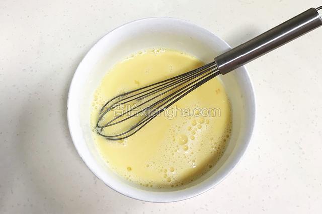 继续加入牛奶拌匀。