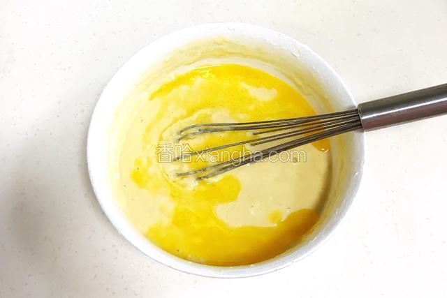 加入融化好的黄油，拌至完全融合。