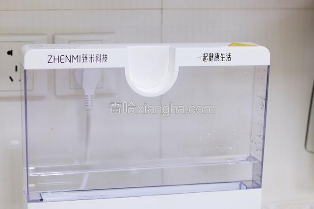 往蒸汽料理机的水箱中加入适量的纯净水，不要低于最低或者高于最高水位线即可。