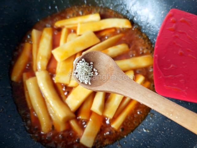 放胡椒粉鸡精。