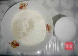 特色肉肉韭苔蒸包的做法图解1