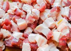 红烧肉炖土豆的做法图解1