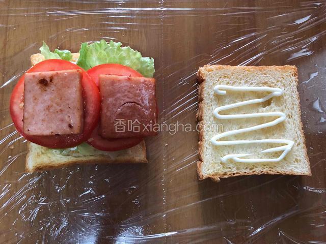 放2片午餐肉。