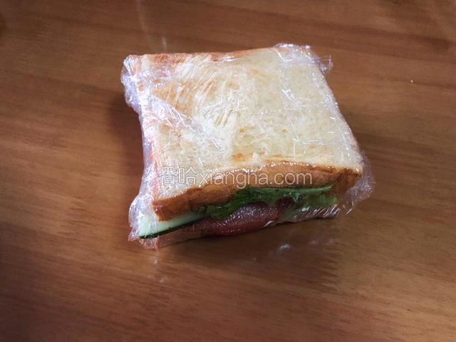 用保鲜膜把吐司包裹起来（一定要包裹紧，不然容易散开哦）。