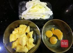 菠萝炒鸡蛋白菜的做法图解1