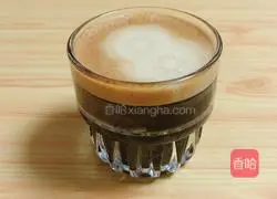 Illustration of how to make caramel ice cream latte 3