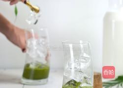 星巴克隐藏菜单中的“抹茶拿铁”的做法图解2