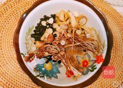 鲜芋响螺片黑豆芡实黄精茶树菇炖母鸡汤的做法图解3