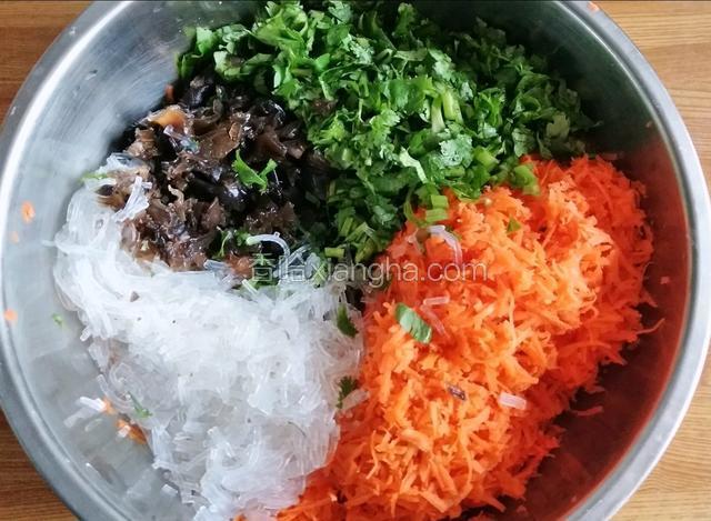 胡萝卜插丝，粉丝和木耳泡发洗净切碎，香菜切末。