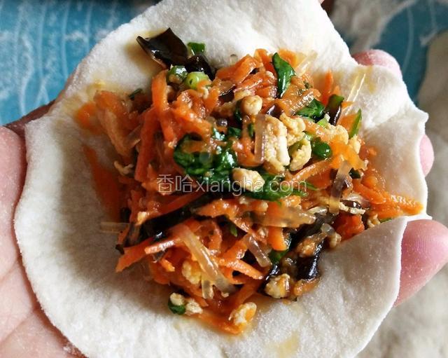 放油、十三香调料、生抽、盐、香油。