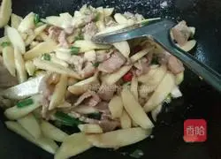 Illustration of how to make fried pork slices with wild rice 12