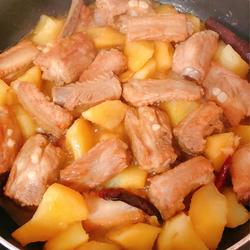 家常排骨炖土豆的做法[图]