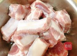 家常排骨炖土豆的做法图解1